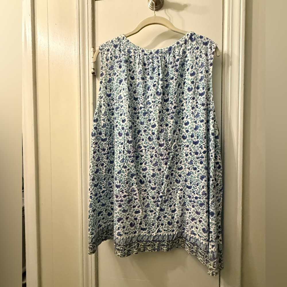 Trio of Women’s plus size sleeveless tops. Nicely detailed in a great bundle! - Picture 14 of 16